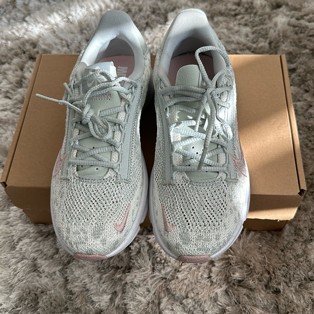 Brand new in box size 5 Nike superprep Go 3.